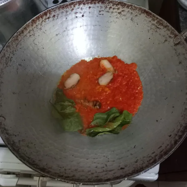 Haluskan bawang merah dan bawang putih, kunyit dan cabe merah keriting, tumis bumbu tersebut bersama lengkuas dan daun salam hingga harum.