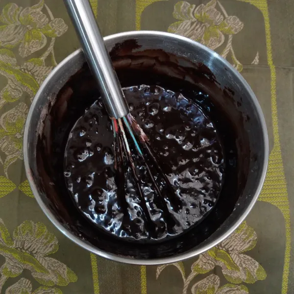 Masukkan terigu, cokelat bubuk, dan garam, aduk hingga semua bahan tercampur rata.