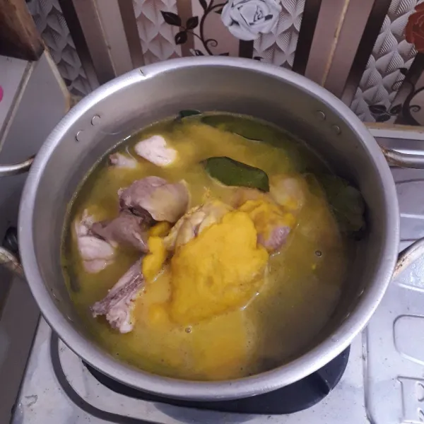 Siapkan panci. Masukkan ayam bersama air dan bumbu halus, garam, kaldu ayam, ketumbar, daun salam ke dalam panci.