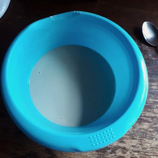 Tambahkan air gula (step 1) sedikit demi sedikit sambil diuleni hingga licin (tidak bergerindil).
