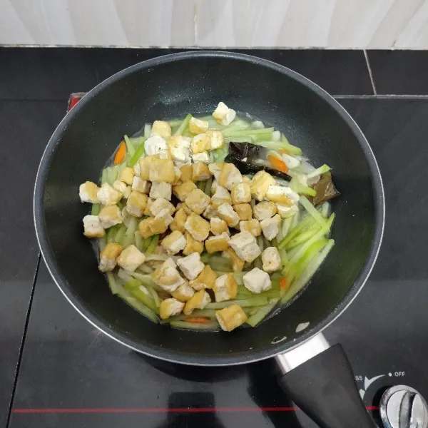 Kemudian masukkan tahu, aduk rata kembali. Masak hingga bumbu meresap.