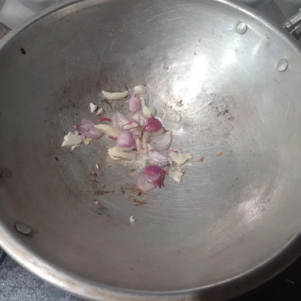 Tumis bawang merah dan bawang putih dengan satu sendok teh minyak hingga matang