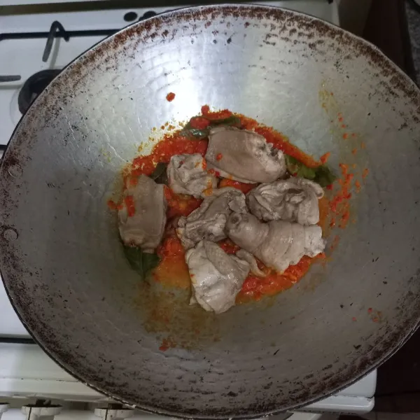 Masukkan ayam yang telah direbus.