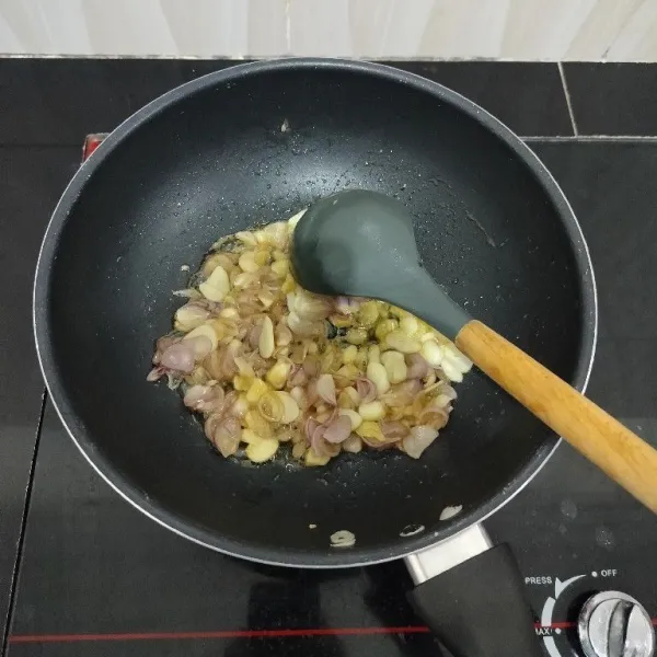 Panaskan minyak bekas menggoreng ikan, tumis bawang merah dan bawang putih hingga harum.
