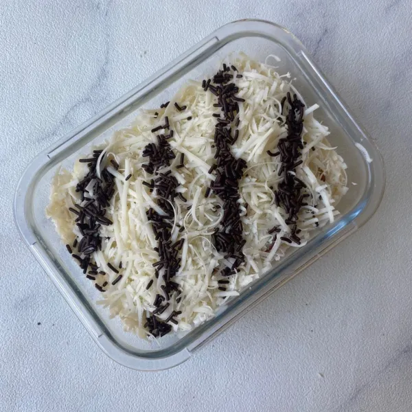 Tambahkan topping keju parut dan meses lalu sajikan. Jika suka dingin simpan di dalam lemari es selama 1 jam lalu siap disajikan.