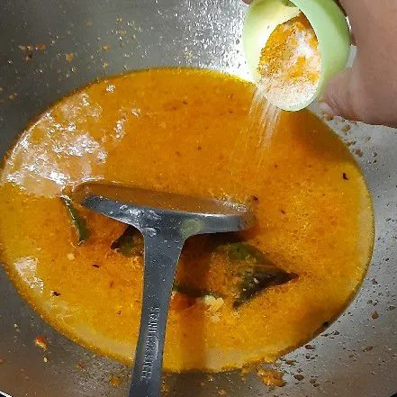 Masukkan air tambahkan garam, gula, kaldu, dan kunyit bubuk.