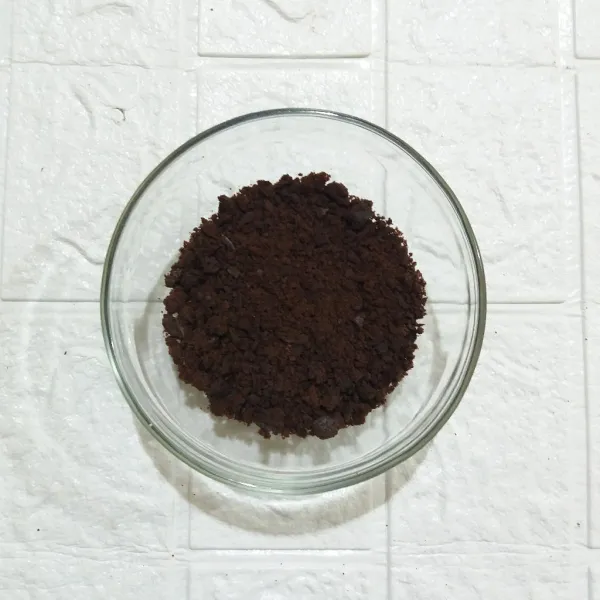 Hancurkan brownies, masukkan 50 gr ke dalam wadah (sisihkan sisanya), dan ratakan sambil sedikit ditekan