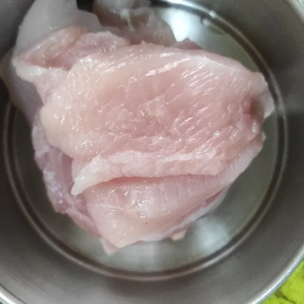 Fillet dada ayam menjadi tipis.