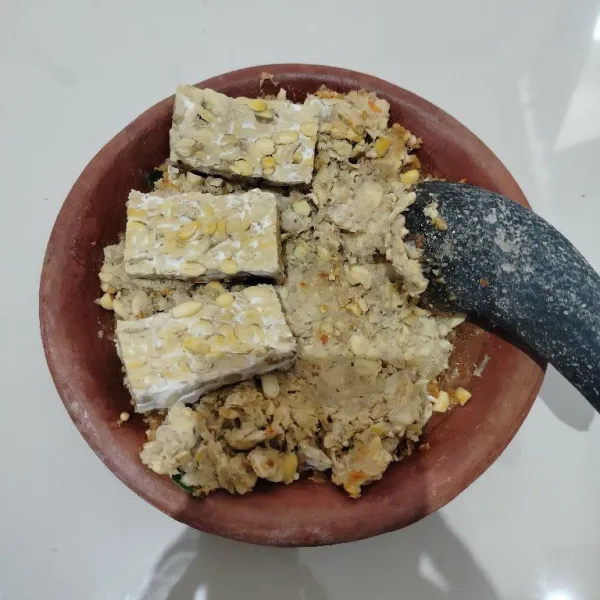 Masukkan tempe, haluskan, dan campur bersama bumbu halus