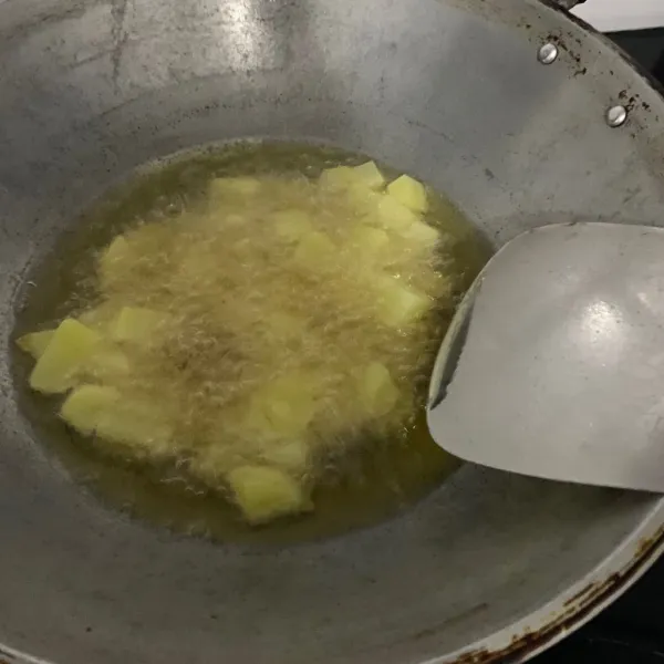 Goreng kentang sampai matang.