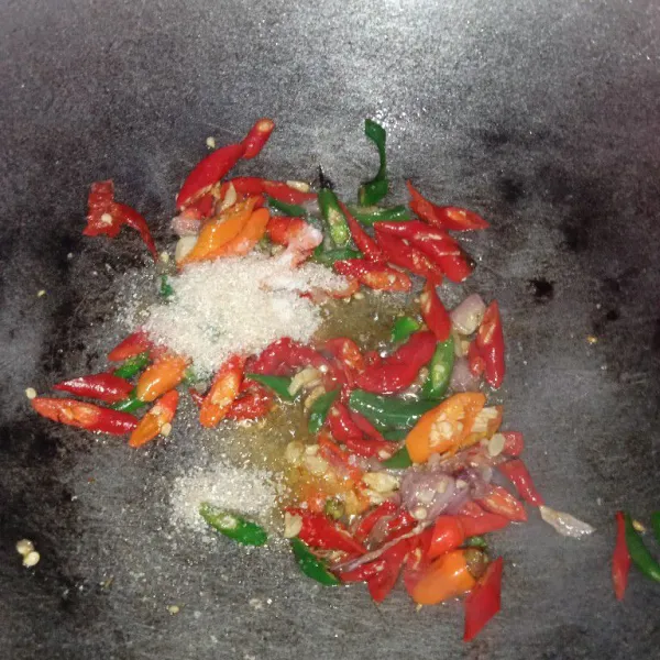 Masukkan cabe tambahan gula, garam, tumis kembali.