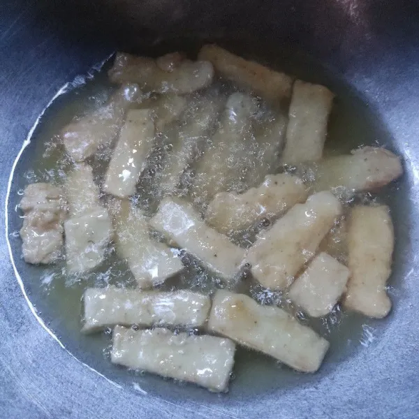 Panaskan minyak lalu goreng singkong hingga kecokelatan.
