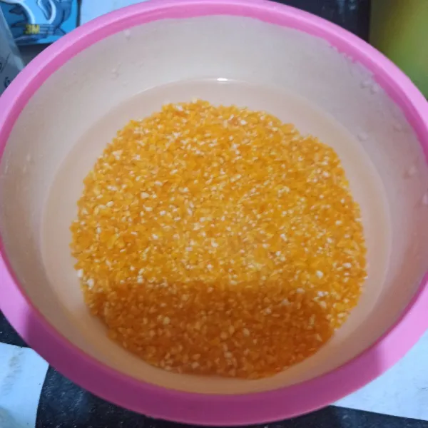 Rendam beras jagung selama 10 menit dengan air panas lalu tiriskan.