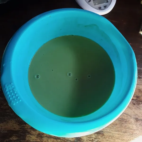 Tambahkan air suji dan pewarna makanan, aduk rata.