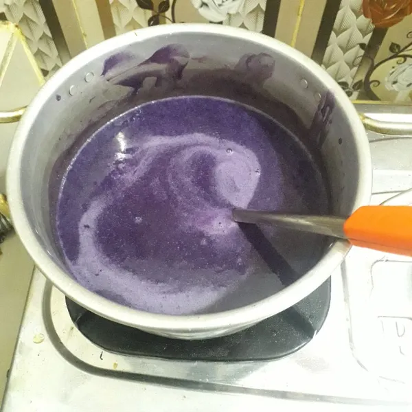 Masukkan ubi ungu yang telah diblender tadi. Rebus sampai mendidih kembali