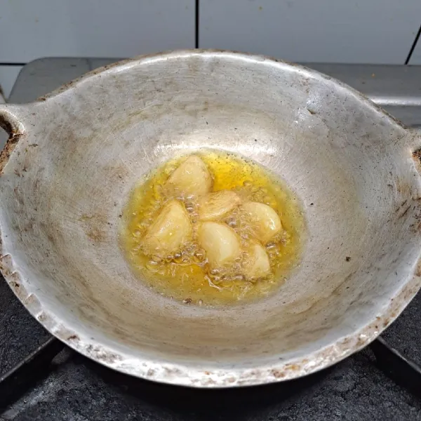 Goreng utuh bawang putih sampai layu, lalu angkat dan tiriskan.