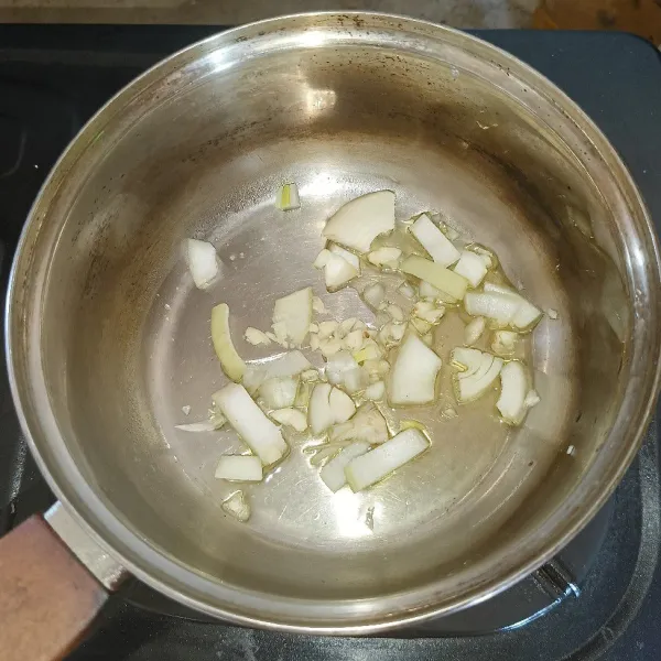 Tumis bawang bombay dan bawang putih sampai layu.