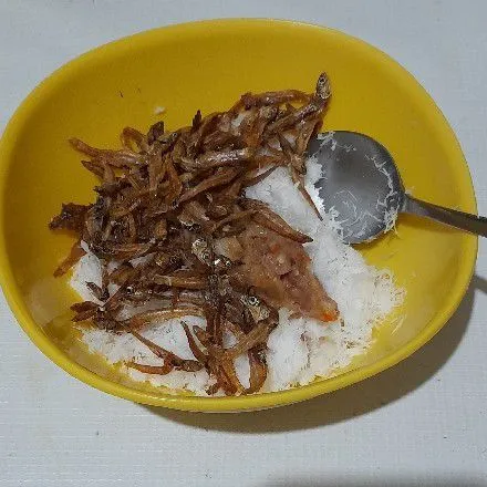 Haluskan duo bawang, kencur gula dan garam, kemudian campur rata dengan kelapa parut dan ikan teri.