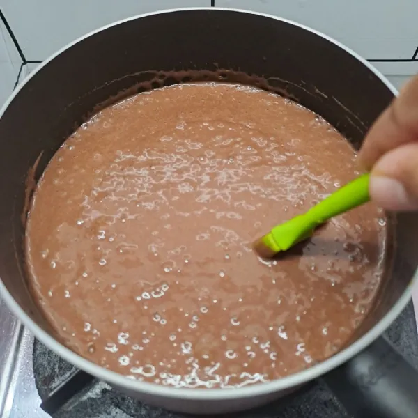 Tuang adonan ke dalam panci, masak dengan api sedang sambil diaduk-aduk.