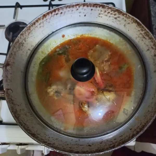 Tutup wajan, aduk sesekali dan masak hingga menyusut dan ayam empuk.