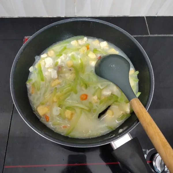 Terakhir masukkan santan, aduk rata. Masak hingga mendidih lalu angkat.