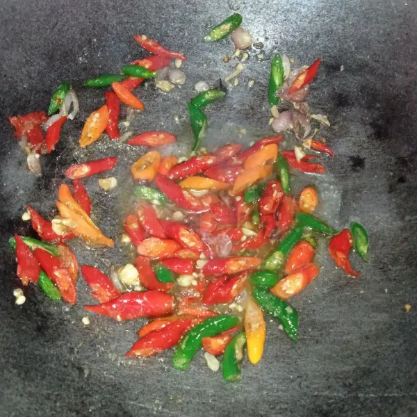 Masukkan sedikit air.