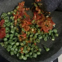 Potong kecil-kecil kacang panjang dan ulek kasar bersama sambal.