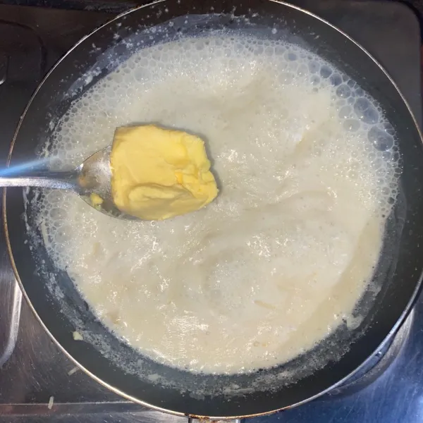Tambahkan margarin, aduk sampai meleleh.