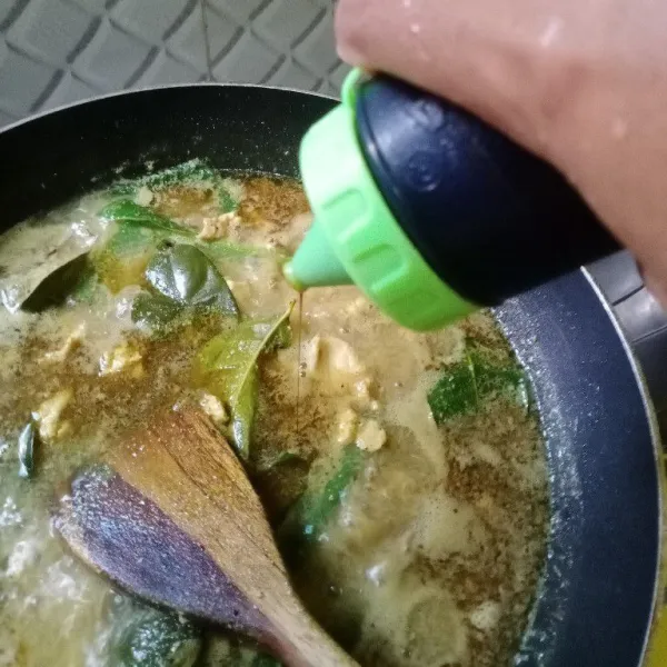 Jangan lupa masukkan juga kecap sesuai selera.
