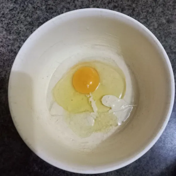 Masukkan telur ayam, kocok lepas.