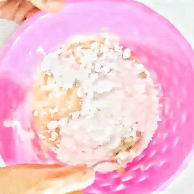 Setelah semua adonan tercampur rata lalu masukkan tepung tapioka lalu aduk rata dan di uleni dengan tangan.