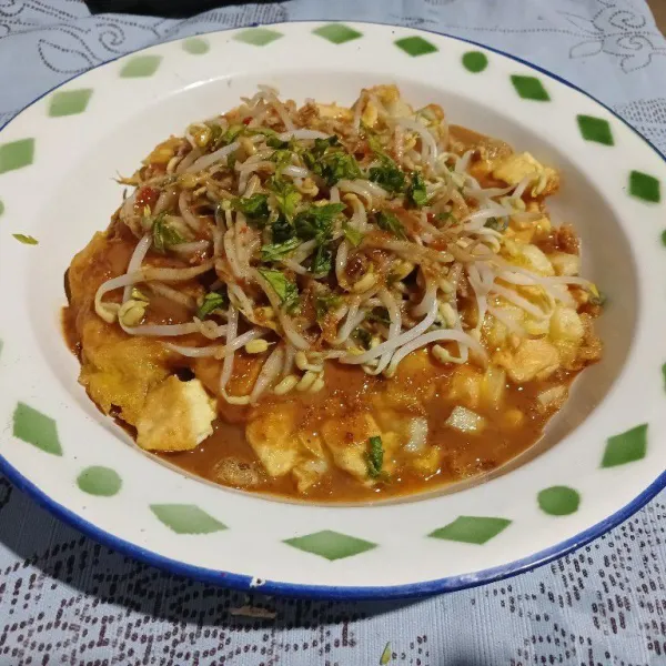 Siram dengan saus kacang. Beri tambahan irisan seledri, bawang goreng dan acar timun. Siap dihidangkan.