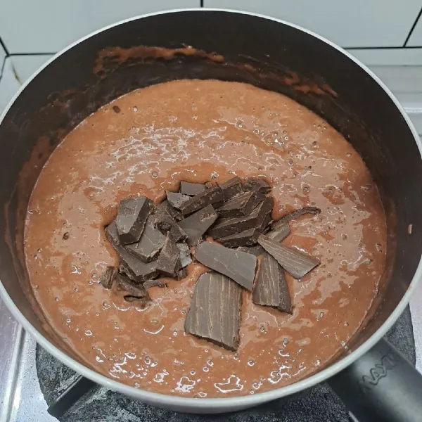 Jika adonan sudah panas, masukkan cokelat dcc, aduk terus sampai cokelat larut dan adonan mendidih.