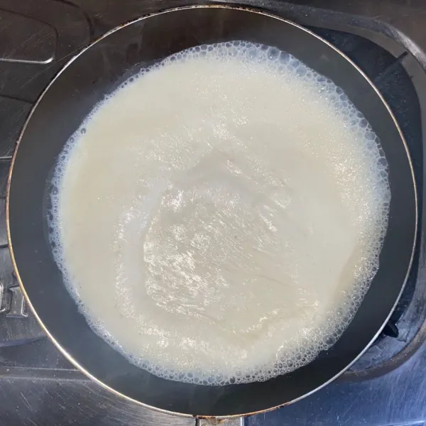 Membuat vla keju : masak susu cair, kental manis dan gula pasir sampai mendidih.