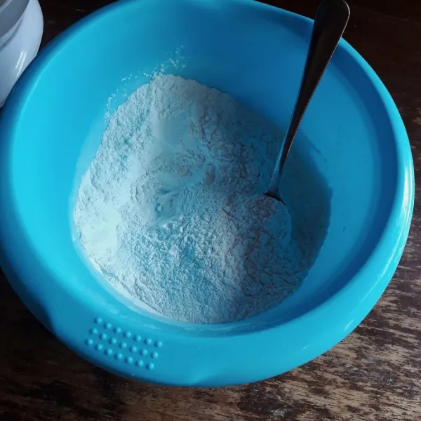 Campurkan tepung beras, tepung terigu, tepung tapioka dan garam, aduk rata.