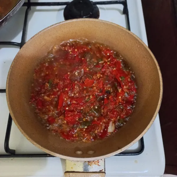Panaskan minyak goreng dan masukkan sambal.