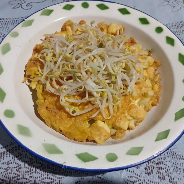 Beri toge rebus diatas tahu telur.
