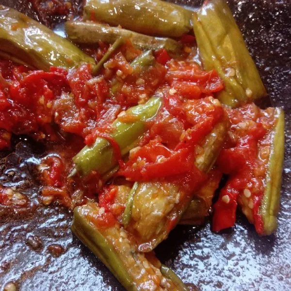 Setelah air menyusut, bumbui dengan gula, garam, dan kaldu bubuk. Aduk rata dan koreksi rasa