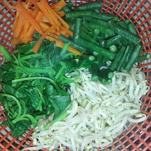 Siapkan sayur-sayuran yang sudah direbus.