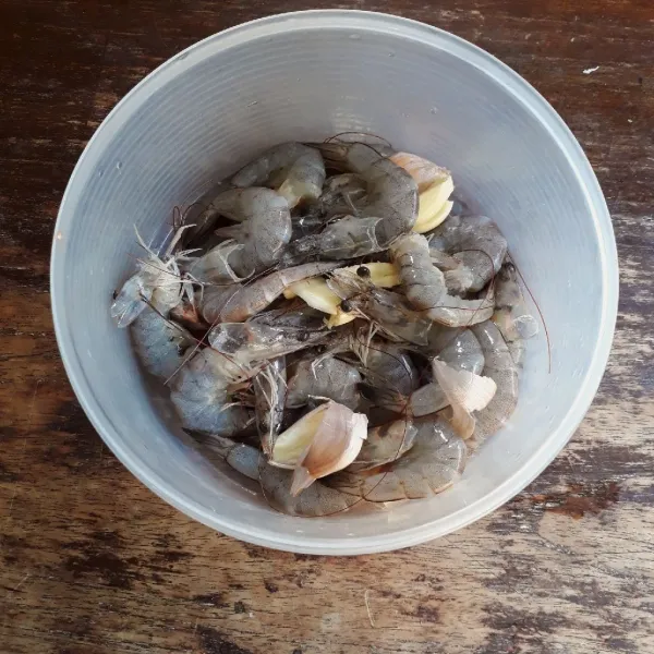 Campurkan udang dengan bawang putih yang sudah digeprek, aduk rata.