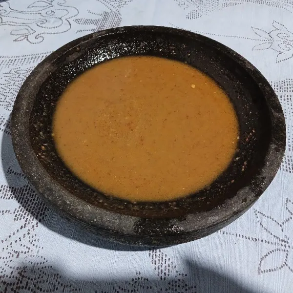 Haluskan bahan saus kacang. Beri air panas, tes rasa.