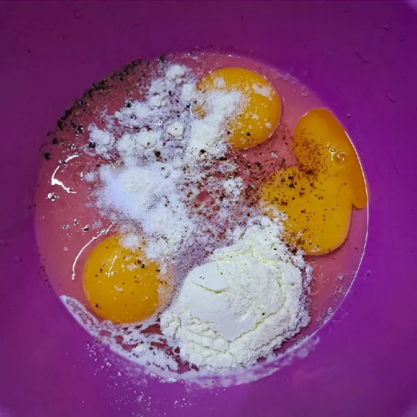 Kocok telur, susu bubuk, merica hitam, paprika bubuk, dan garam hingga rata.