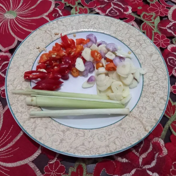 Potong bumbu seperti cabe merah, cabe rawit, bawang putih dan bawang merah