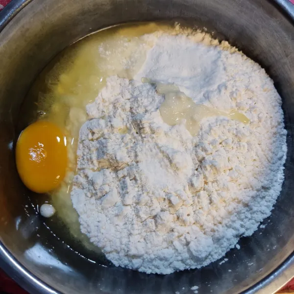 Masukkan ke dalam wadah tepung terigu, telur, garam, dan tambahkan air secukupnya.
