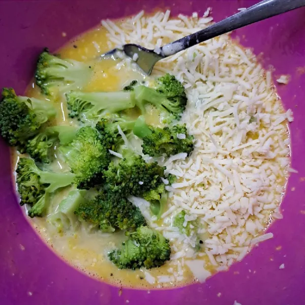 Masukkan brokoli rebus dan keju cheddar. Aduk rata dan sisihkan.