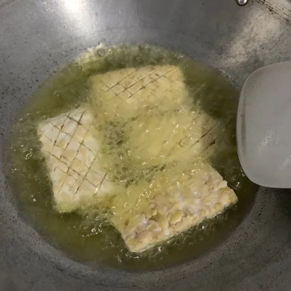 Kemudian goreng tempe sampai kering.