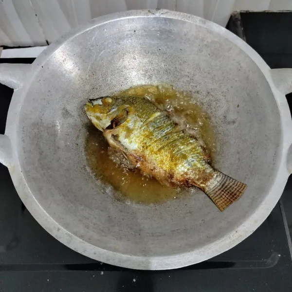 Kemudian goreng ikan dalam minyak panas hingga matang, angkat dan tiriskan.
