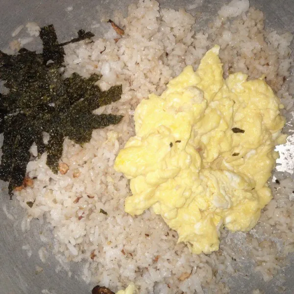 Masukkan nasi, telur orak-arik, dan nori. Tmbahkan juga kaldu bubuk, lalu aduk-aduk hingga rata