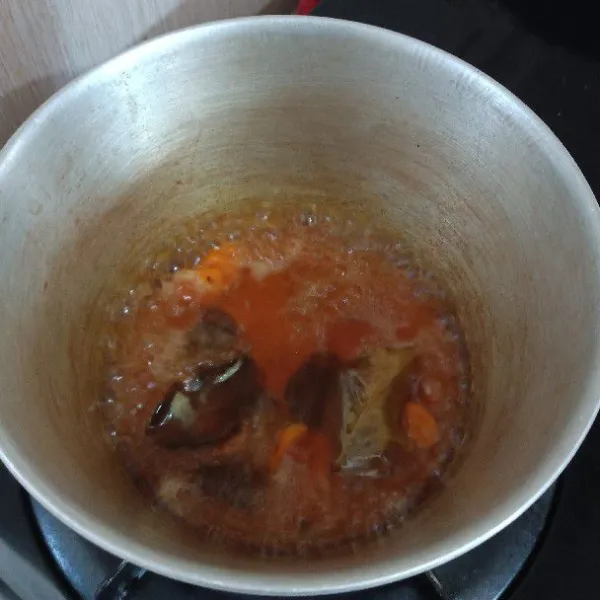 Lalu rebus dan aduk terus sampai gula putih dan merah larut. Matikan apinya dan biarkan hangat.