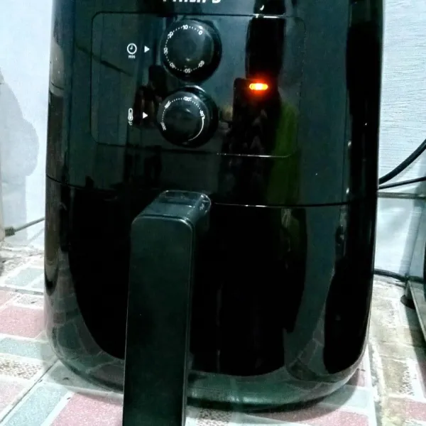 Masukkan ke dalam air fryer, timer 10 menit.
